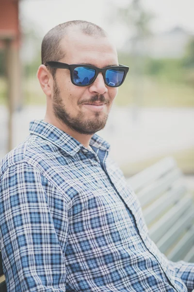 Multitâche homme posant dans la ville — Photo