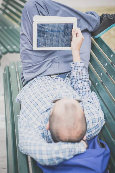 Современный человек с помощью планшета — стоковое фото