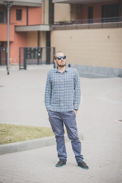 Multitasking man poseren in de stad — Stockfoto