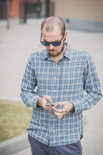 Casual moderna människan använder smartphone — Stockfoto