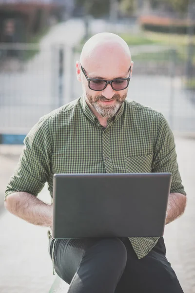 ノートブックを使用して中年の男 — ストック写真