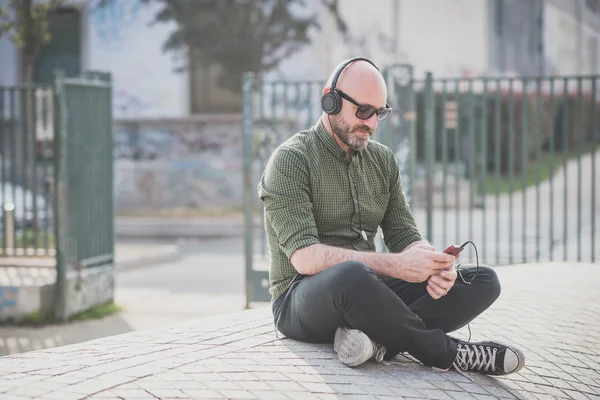 Středního věku muži poslechu hudby — Stock fotografie