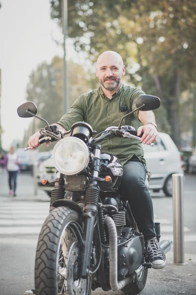 Schöner Mann auf Motorrad unterwegs — Stockfoto