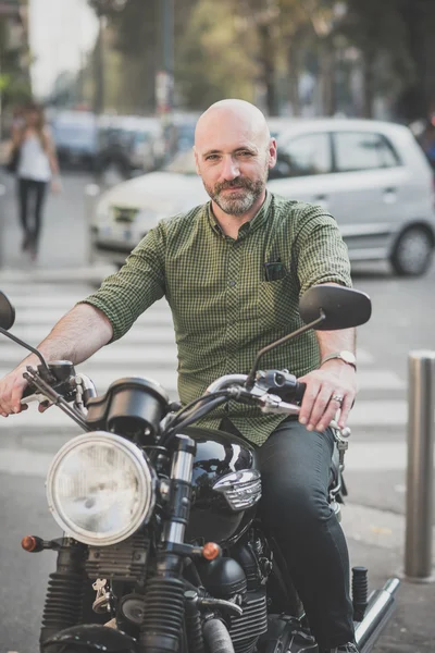 Schöner Mann auf Motorrad unterwegs — Stockfoto