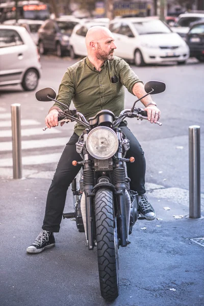 Schöner Mann auf Motorrad unterwegs — Stockfoto