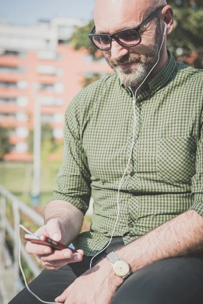 Snygg man som lyssnar på musik — Stockfoto