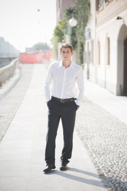 Sarışın adam sokakta poz