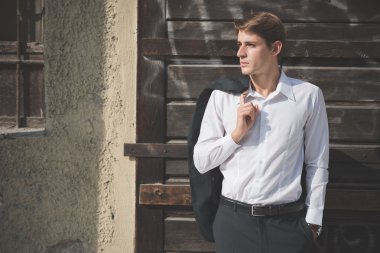 Sarışın adam sokakta poz