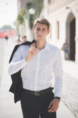 Sarışın adam sokakta poz