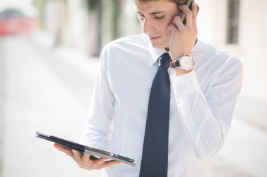 Sarışın adam tablet aygıtı kullanma
