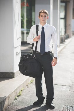 spor çantası ile yürüyen adam