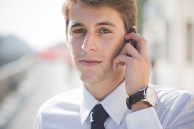 Cep telefonu kullaranarak zarif sarışın model adam