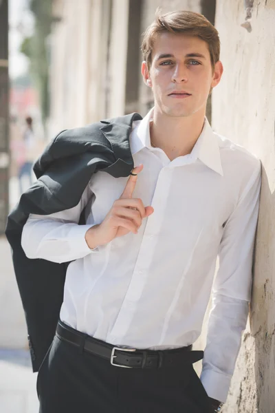 Homem loiro posando na rua — Fotografia de Stock