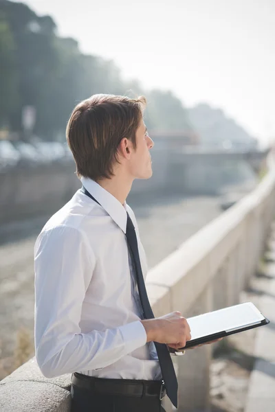 Blonde man använder Tablet PC-enhet — Stockfoto