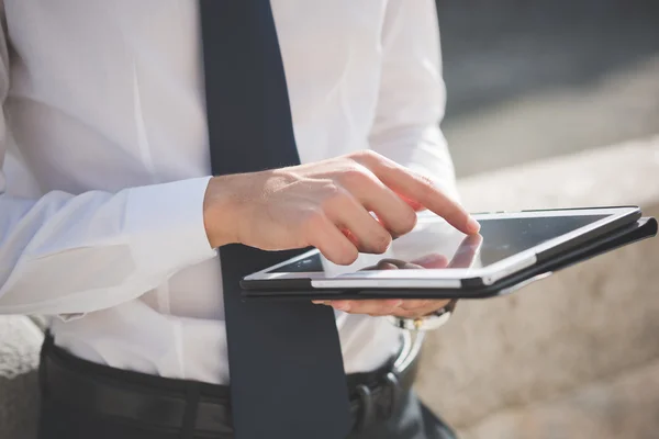 Mão de homem de negócios usando dispositivo tablet — Fotografia de Stock