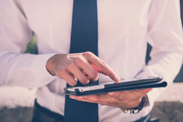 Mano del empresario usando el dispositivo de la tableta — Foto de Stock