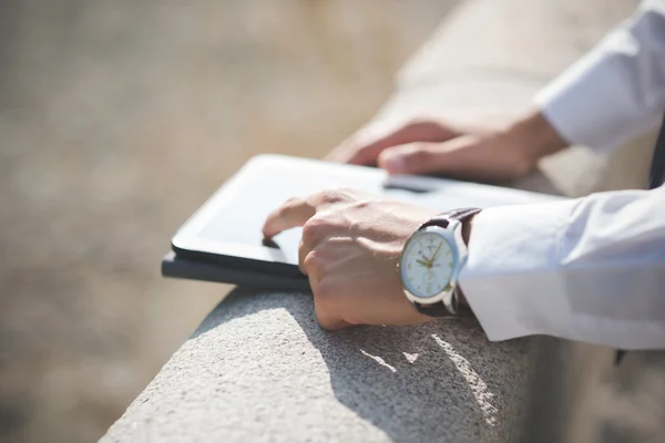 Mão de homem de negócios usando dispositivo tablet — Fotografia de Stock