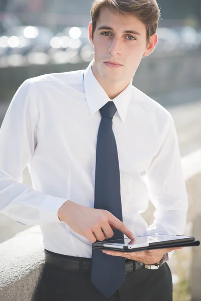 Blonde man använder Tablet PC-enhet — Stockfoto