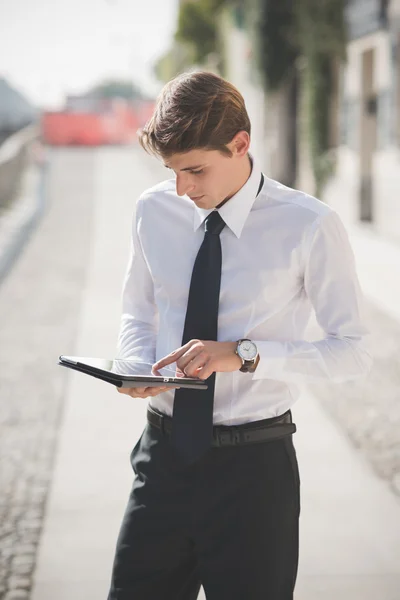 Blonde man använder Tablet PC-enhet — Stockfoto