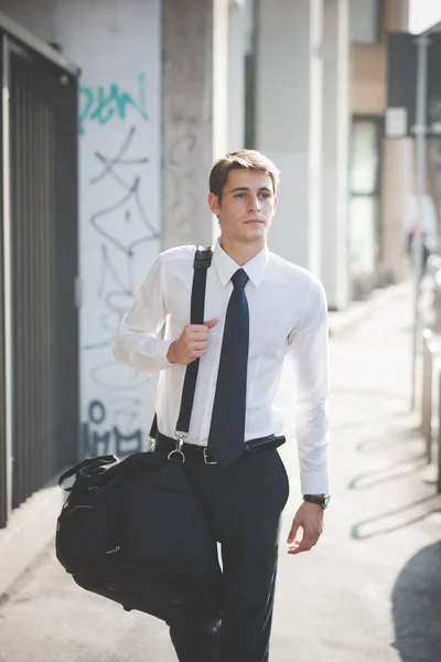 Homem a andar com saco desportivo — Fotografia de Stock