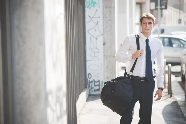 Uomo che cammina con borsa sportiva — Foto Stock