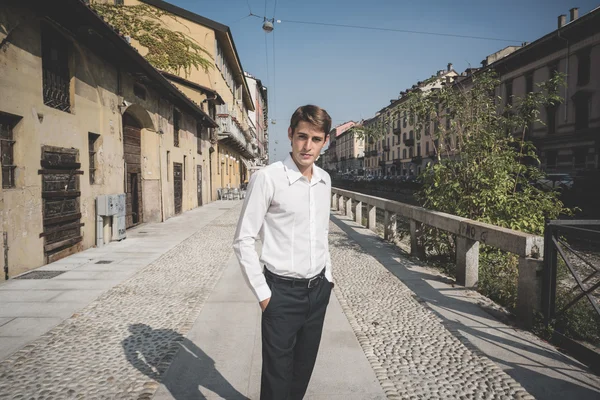 Homem loiro posando na rua — Fotografia de Stock