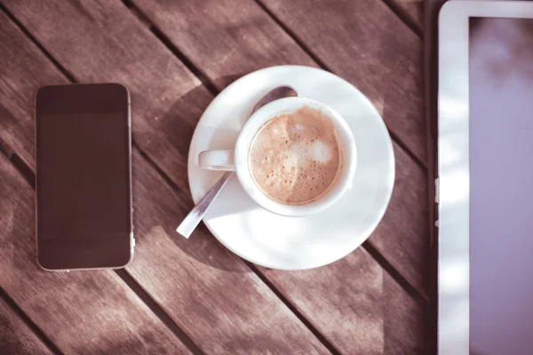 Kopp med kaffe, tablett og smarttelefon – stockfoto