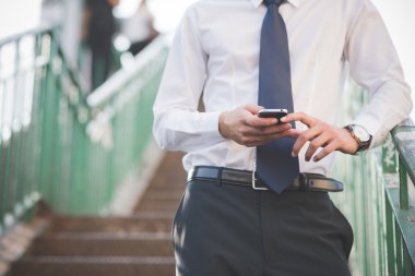 Adamın elleri akıllı telefon kullanma