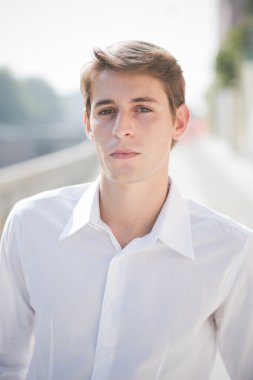 Sarışın adam sokakta poz