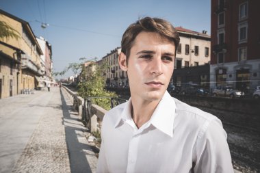 Sarışın adam sokakta poz