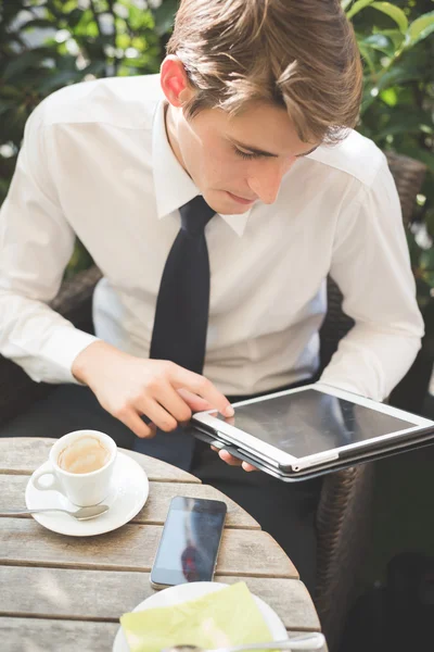 Uomo d'affari che lavora con tablet al bar — Foto Stock