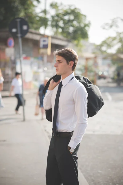 Hombre sosteniendo bolsa y camina por la calle — Foto de Stock