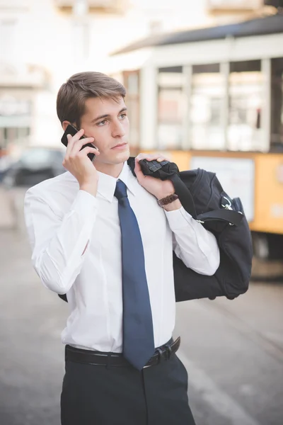 Man använder mobiltelefon på busstationen — Stockfoto