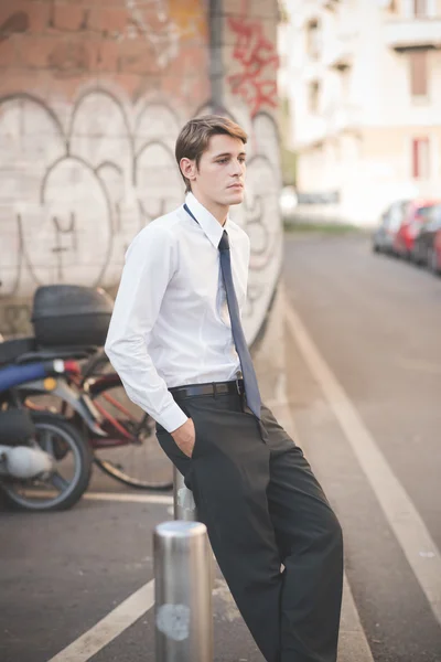 Homem loiro posando na rua — Fotografia de Stock