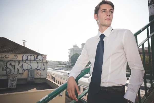 Homem loiro posando na rua — Fotografia de Stock