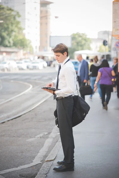 Elegant blond man använder tablet — Stockfoto