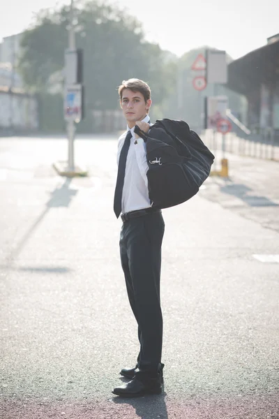 Ξανθιά άνθρωπος με τσάντα στο δρόμο — Φωτογραφία Αρχείου