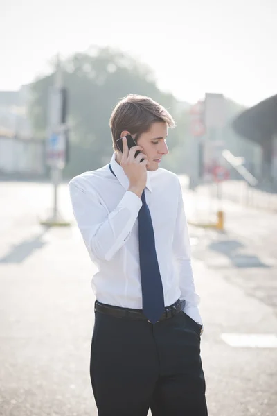 Blonder Mann nutzt Smartphone — Stockfoto