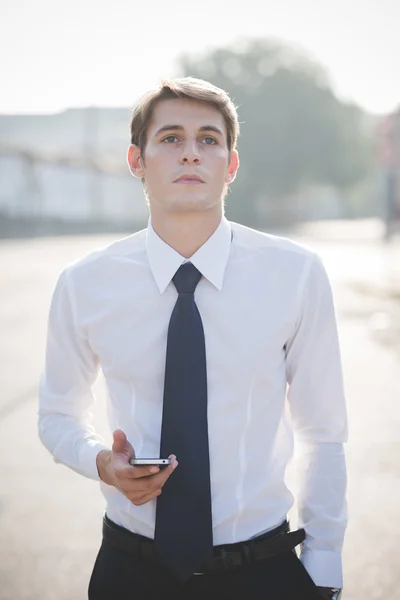 Blonde man met smartphone — Stockfoto