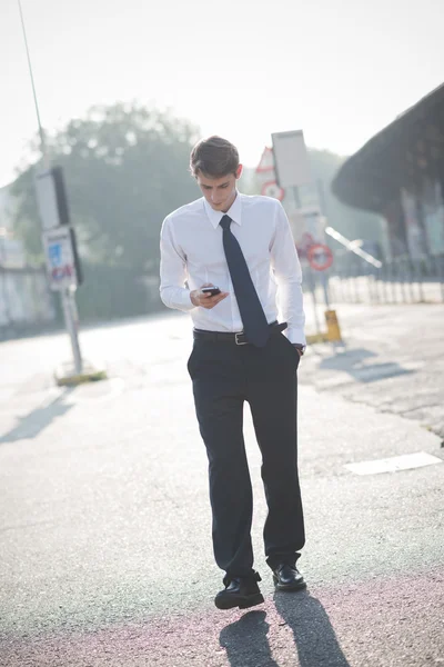 Homem loiro usando smartphone — Fotografia de Stock