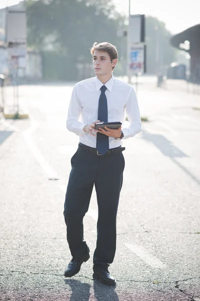 Blonder Mann mit Tablet-Gerät — Stockfoto