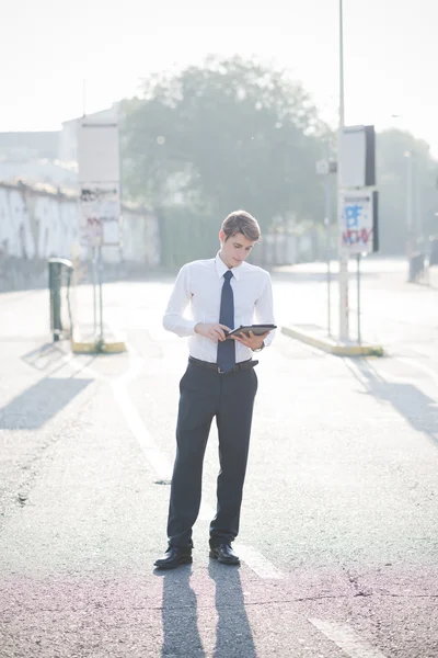 Blonde man använder Tablet PC-enhet — Stockfoto