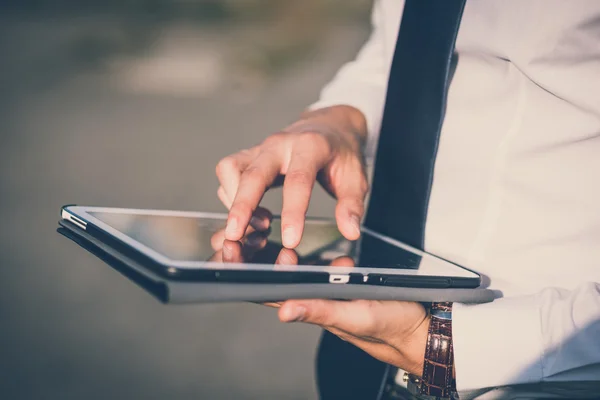 Biznesmen ręcznie za pomocą urządzenia typu tablet — Zdjęcie stockowe