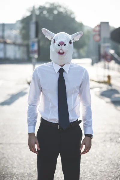 Uomo in maschera di coniglio — Foto Stock