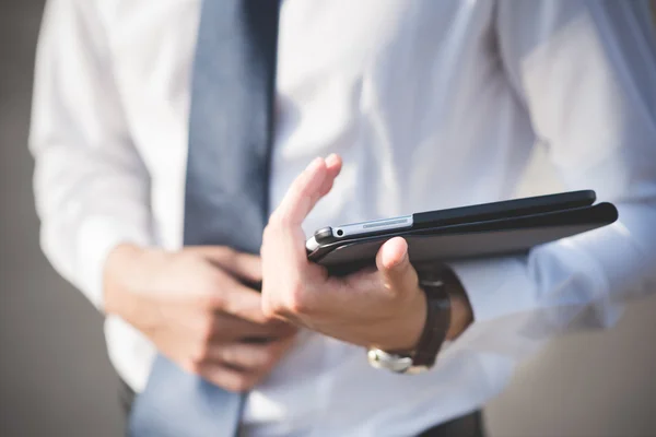 Mano del empresario usando el dispositivo de la tableta — Foto de Stock