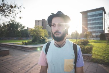 Hipster şehirdeki şapkalı adam sakallı