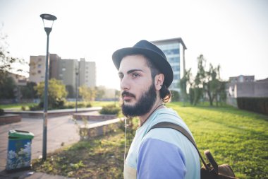 Hipster şehirdeki şapkalı adam sakallı