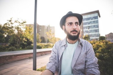 Hipster şehirdeki şapkalı adam sakallı