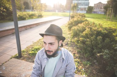 Hipster şehirdeki şapkalı adam sakallı