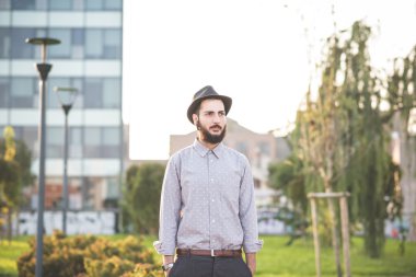 Hipster şehirdeki şapkalı adam sakallı
